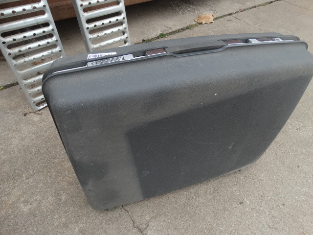 lot 14836 image: Samsonite luggage and a small suitcase.