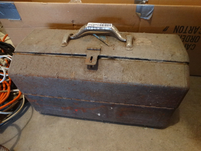lot 14848 image: Metal tool box with contents.