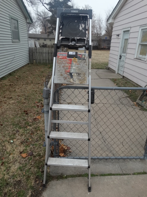 lot 14850 image: 6ft cosco aluminum ladder.