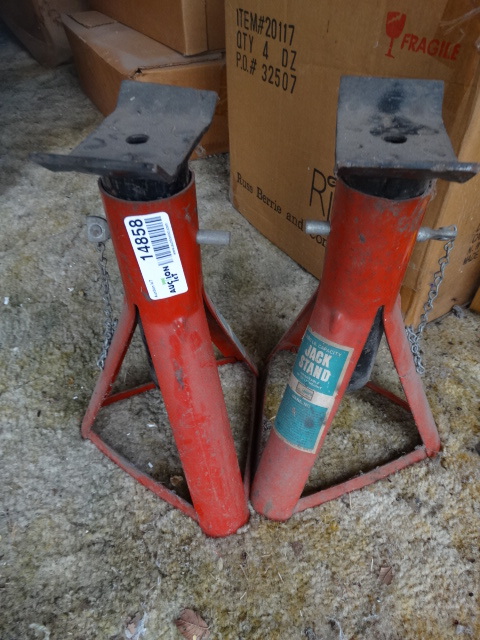 lot 14858 image: 2 3000 pound jack stands.