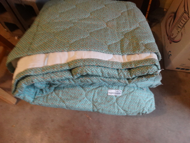 lot 14876 image: Lot of towel, bed spread, etc.