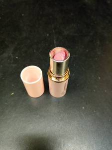 lot 138 image: Mineral Fusion Alluring Lipstick - Retail $12