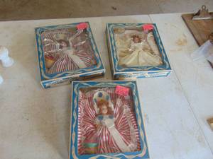 lot 4824 image: 3 Dolls of All Nations