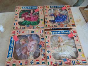 lot 4825 image: 4 Dolls of All Lands