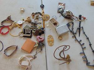lot 4872 image: Selection of Costume Jewelry