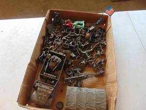 lot 4876 image: Large Selection of Army Men and More