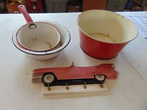 lot 4881 image: Enamel pans and car key hanger