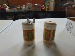 lot 4887 image: Salt and Pepper Shakers - - Pepper Grinder