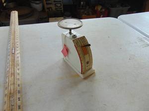 lot 4888 image: Vintage Kitchen Scale