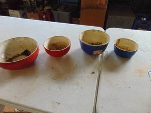 lot 4892 image: 2 Pair of Nesting Colored Mixing Bowls - Needs Cleaned