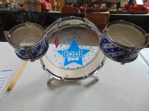 lot 4907 image: Cool band toy drum set