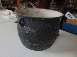 lot 4908 image: Cast iron pot with enamel inside