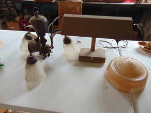 lot 4914 image: Desk and ceiling lights and shade