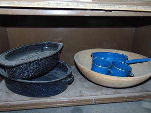 lot 4923 image: Shelf contents-large wooden bowl, graniteware