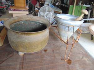 lot 4931 image: Copper pot and strainer