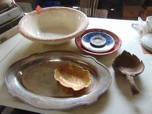 lot 4934 image: Silver plate tray, wooden leaf bowl and large washbowl