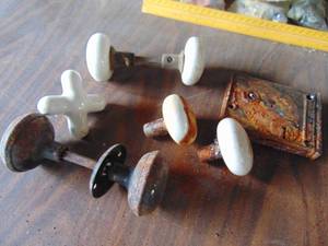 lot 4951 image: Selection of Vintage Porcelain Door Knobs and Fixtures