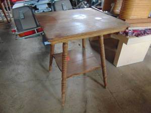 lot 4955 image: Oak Parlor Table