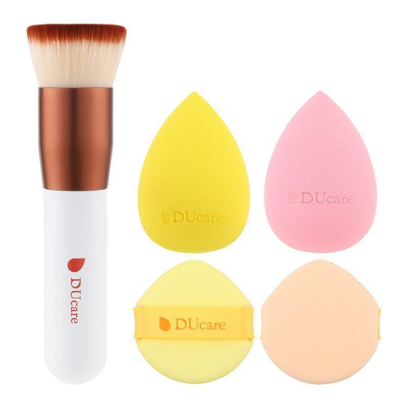 lot 15842 image: Foundation Brush with Christmas Sponges Puff Flat Top Kabuki Brush for Liquid Blending Mineral Powder Buffing Stippling - Retail $10