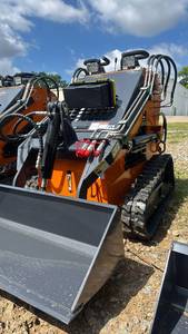 lot 48053 image: Land Honor MINI SKID STEER LOADER 23 HP  Gas Engine  LHR-ME380X2