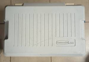 lot 202 image: Rubbermaid Gott 48 Quart Ice Chest Cooler