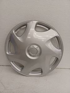 lot 14183 image: Silver Plastic Hubcaps Wheel Covers Set