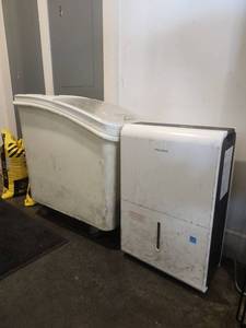 lot 5027 image: Pelonis 40 Pint Dehumidifier with Digital Controls and Storage Bin