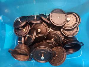 lot 5028 image: Cast Iron Dutch Oven Cookware Set with Lids