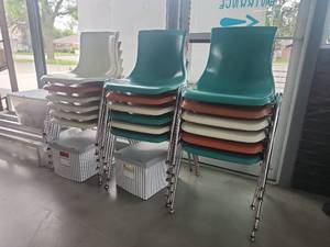 lot 5169 image: Stackable&nbspFiberglass Mid-Century Modern School Chairs