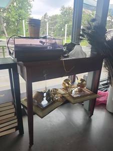 lot 5178 image: Audio Equipment Collection with Turntable and Brass Lamps