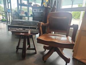 lot 5181 image: 8-Track Stereo System with AMFM Radio and Turntable