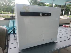 lot 5222 image: Fridgette Compact Mini Refrigerator  Model CMP2018