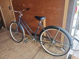 lot 5225 image: Classic Steel Frame Cruiser Bicycle with Chrome Handlebars