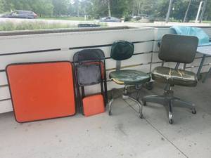 lot 5233 image: Office Chair and Folding Table Set