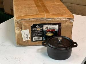 lot 5254 image: Valor Pre-Seasoned Cast Iron 5-Inch Round Mini Pots with Lids �� Case of 12