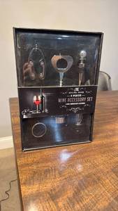 lot 3235 image: 5 Piece Wine Accessory Set