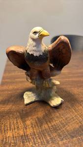 lot 3237 image: Ceramic Bald Eagle Figurine