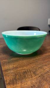 lot 3246 image: Pyrex Green Mixing Bowl