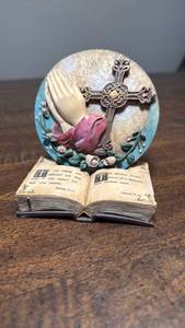 lot 3260 image: Religious Praying Hands Cross Bible Figurine Display