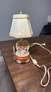 lot 3275 image: Guardian Angel Table Lamp with Children Figurine