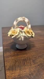 lot 3299 image: Ceramic Flower Basket with Handle