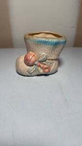 lot 3313 image: Hull Art Pottery Sea Shell Basket Planter