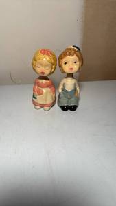 lot 3318 image: Ceramic Bobblehead Figurines Boy and Girl Pair