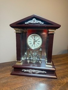 lot 3325 image: Really neat clock home decor piece