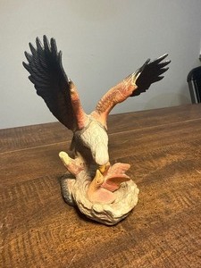 lot 3339 image: Pretty neat eagle figurine