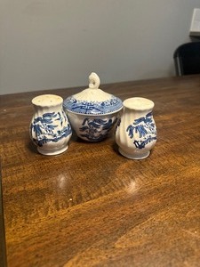 lot 3340 image: Neat Salt and pepper shaker and Pot set