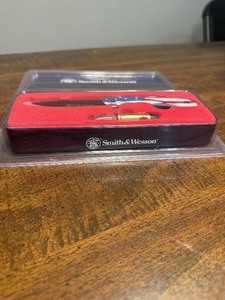 lot 3342 image: Smith and Wesson Unopened Knife Set
