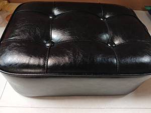 lot 61908 image: Black Tufted Leather Ottoman with Storage - Retail $75