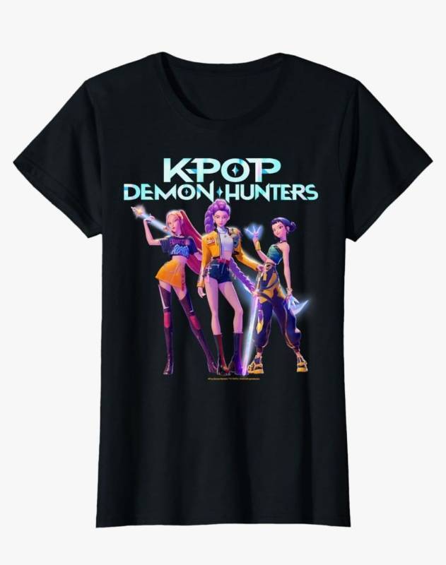 lot 46019 image: Kpop Demon Hunters Huntrix Heroic Poses Group Shot T-Shirt, Women Small - Retail $20