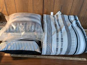lot 38 image: Queen size Geometric Pattern Comforter Set with Pillows Black and White